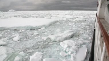 Antarktika'nın okyanusta gemisinden buz hareketi ile kar buzdağı ve buzul görüntülemek.