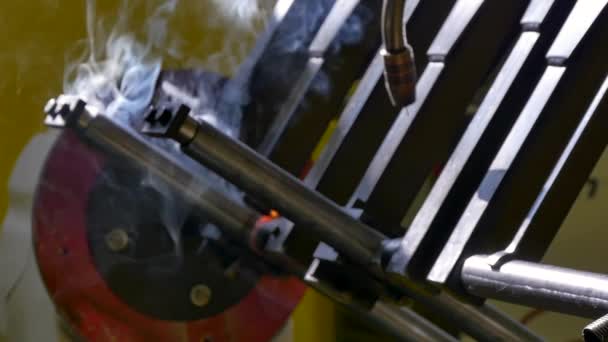 Σίδερο μέταλλο laser argon ρομπότ συγκόλλησης σε εργοστάσιο αργή κίνηση. — Αρχείο Βίντεο