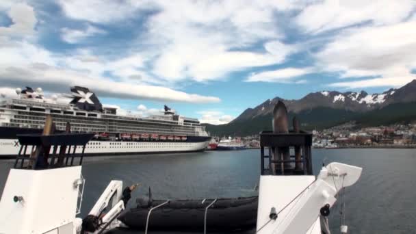 Grote schepen jachten in de haven pier op Tierra del Fuego. — Stockvideo