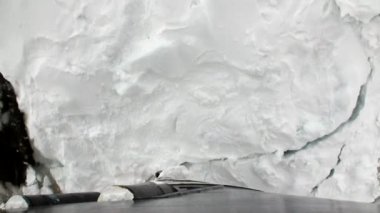 Buz yay Antarktika okyanusta gemi hareket Buzkıran görünümünden doğrama.