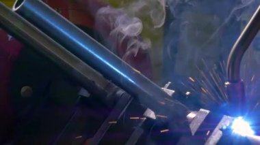 Metal Demir lazer argon kaynak robot fabrikası yavaş hareket.