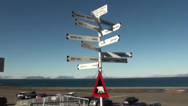 Parcheggio auto per la linea costiera vicino al cartello nell'Oceano Artico . — Video Stock