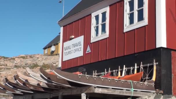 Huis in de bergen aan de kust van Groenland in de Noordelijke IJszee. Rustige plek. — Stockvideo
