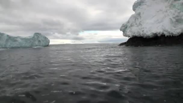 Eisbewegung und Schneeküste im Ozean der Antarktis. — Stockvideo