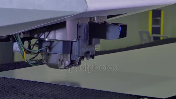 Figured curly metal cutting on automated machine by robot. — Stock Footage Figured curly metal cutting on automated machine by robot. Royalty Free Stock Video