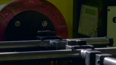 Metal Demir lazer argon kaynak robot fabrikası yavaş hareket.