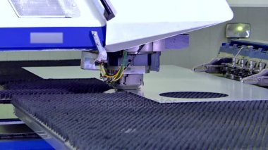 Otomatik makine üzerinde kıvırcık metal kesme robot düşündüm.