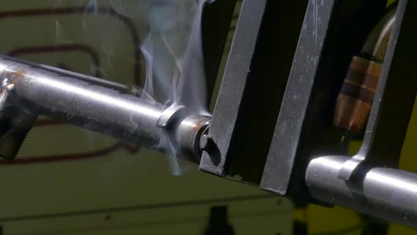 Robot de soudage à l'argon laser en fer métallique au ralenti en usine . — Video