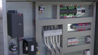 Mikrodenetleyici denetim öğesi kişiler voltaj göstergesi fabrikasında.
