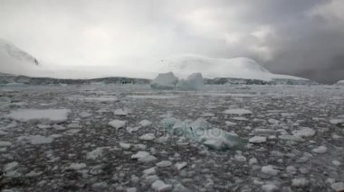 Buz buzul buzdağı hareket ve kar kıyı şeridi okyanus Antarktika içinde.