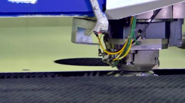 Otomatik makine üzerinde kıvırcık metal kesme robot düşündüm.