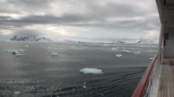 Movimiento de hielo y nieve iceberg y vista del glaciar desde el barco en el océano de la Antártida . — Vídeo de stock