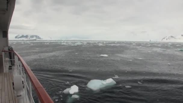 Beweging van ijs en sneeuw ijsberg en gletsjer uitzicht vanaf schip in zee van Antarctica. — Stockvideo