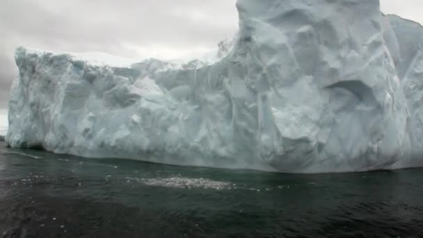 Pohyb ledovce z globálního oteplování plave v oceánu Antarktidy LED. — Stock video
