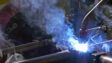 Metal Demir lazer argon kaynak robot fabrikası yavaş hareket.