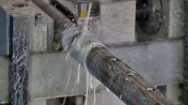 Fabrika ağır çekimde delik metal demir.