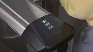 İnsanların ellerini turnike küçük kapı denetim noktası ofis elektronik Geçişi uygulamak.