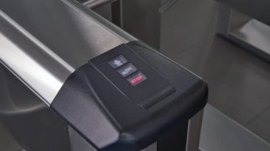 İnsanların ellerini turnike küçük kapı denetim noktası ofis elektronik Geçişi uygulamak.