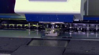 Otomatik makine üzerinde kıvırcık metal kesme robot düşündüm.