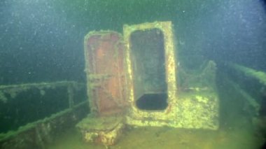 Plaj okyanus beyaz deniz Rusya üzerinde batık paslı enkaz.