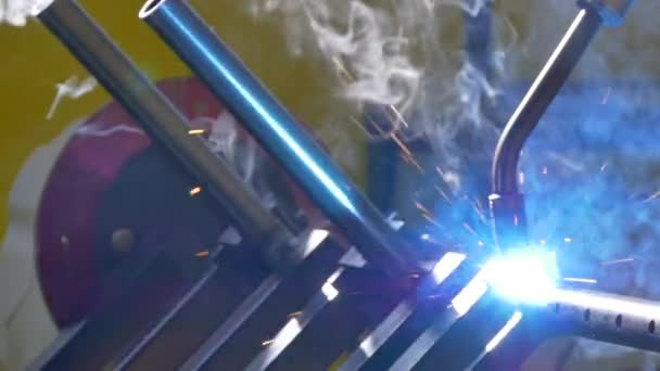 Металевий залізний лазерний аргонний зварювальний робот у повільному русі заводу . — стокове відео