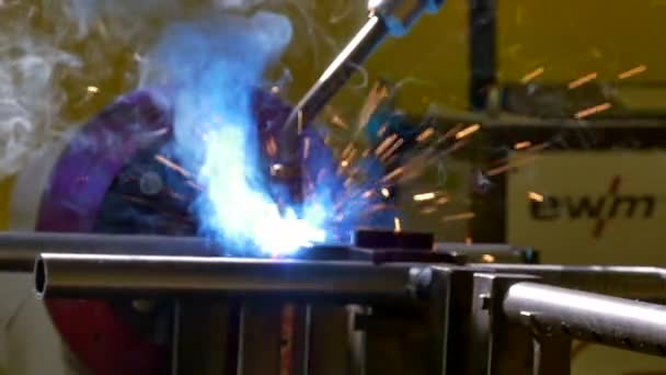 Metalen ijzeren laser argon lassen robot fabriek vertraagd. — Stockvideo