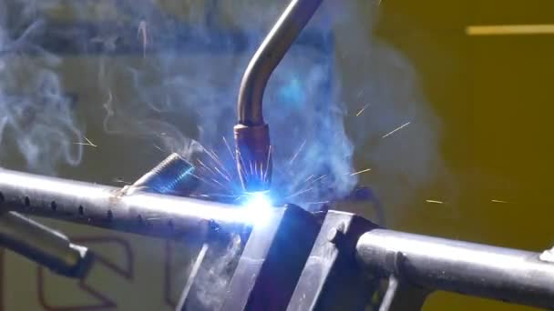Robotów spawalniczych argon laser metalowe żelazo w fabryce zwolnionym tempie. — Wideo stockowe