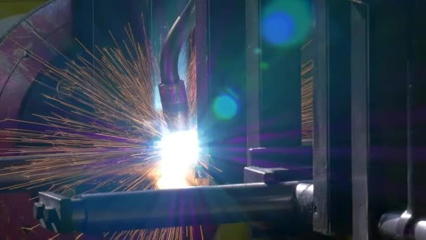 Robot de soldadura de argón láser de hierro metálico en cámara lenta de fábrica . — Vídeos de Stock