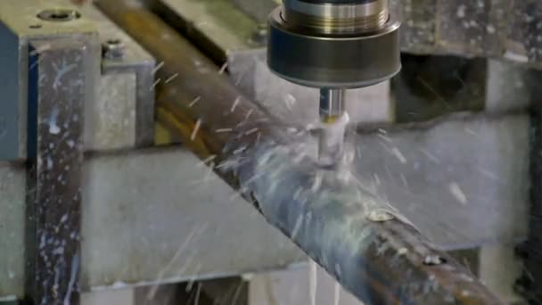 Metalen ijzer boren van gaten in de fabriek slow motion. — Stockvideo