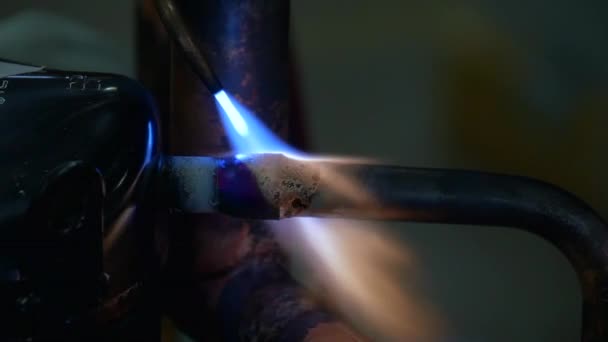 Soudage à la main en fer métallique en usine au ralenti . — Video
