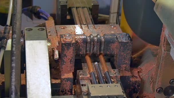 Tillverkning av metallrör på industriella Cnc maskinen i fabriken slow motion. — Stockvideo
