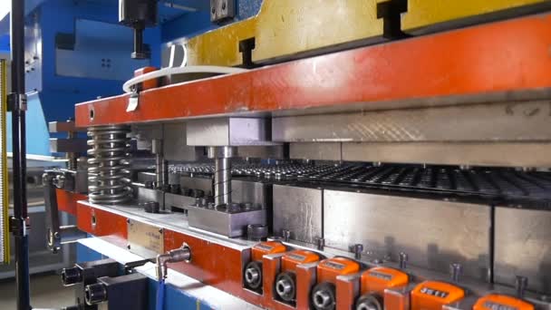 Herstellung von Metallrohren auf industriellen CNC-Maschinen in Fabrik-Zeitlupe. — Stockvideo