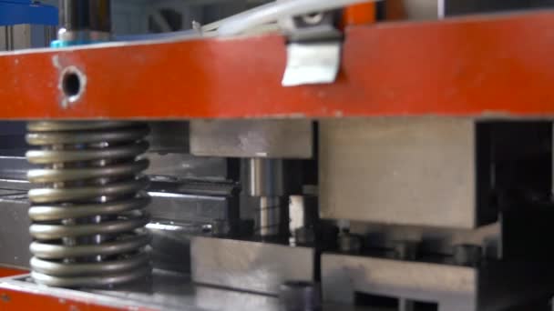 Manufaktur tabung logam pada mesin CNC industri dalam gerakan lambat pabrik . — Stok Video