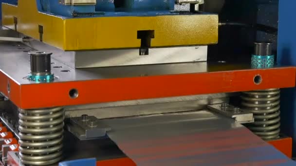 Fabrication de tubes métalliques sur machine CNC industrielle en usine au ralenti . — Video