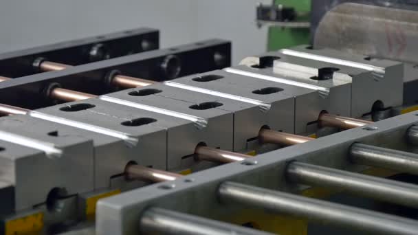 Fabricación de tubos metálicos en la máquina CNC industrial en cámara lenta de fábrica . — Vídeos de Stock