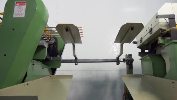 Fabricación de tubos metálicos en la máquina CNC industrial en cámara lenta de fábrica . — Vídeo de stock