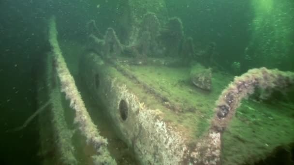 Taucher in der Nähe von rostigen Wrackteilen Schiffswrack am Strand des Weißen Meeres Russland. — Stockvideo