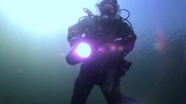Scuba diver siluet feneri arka plan yansıması güneş ışığı su altında.