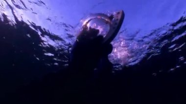 Kedi scuba diver yansıma güneş ışığı su altında arka plan üzerinde.