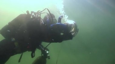 Scuba diver siluet yansıma güneş ışığı su altında arka plan üzerinde.