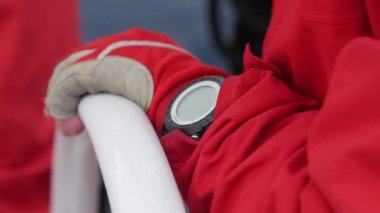 Kırmızı elbiseler tulum ile giyim eşyası aygıt Yatlar Küpeşte üzerinde işçi el.