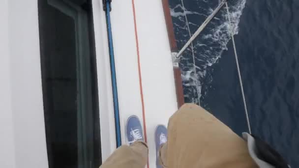Ben fødder mand gå langs dæk af hvid luksus yacht både skib af regatta . – Stock-video