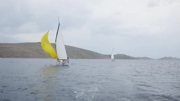 Yates blancos y barcos de regata. — Vídeos de Stock