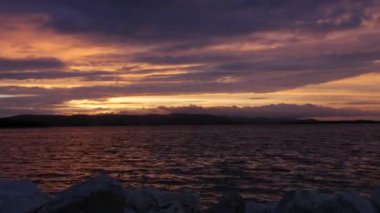 Altın sahil şeridi ve yat deniz manzarası zaman atlamalı arka plan üzerinde şaşırtıcı günbatımı.