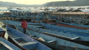 Tekneler ve gemi ilinin Nehri'nde erkek Çince.