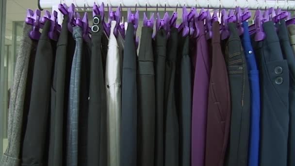 Vecchio stile brutte donne orribili abbigliamento su rack in fattoria collettiva Uryupinsk . — Video Stock