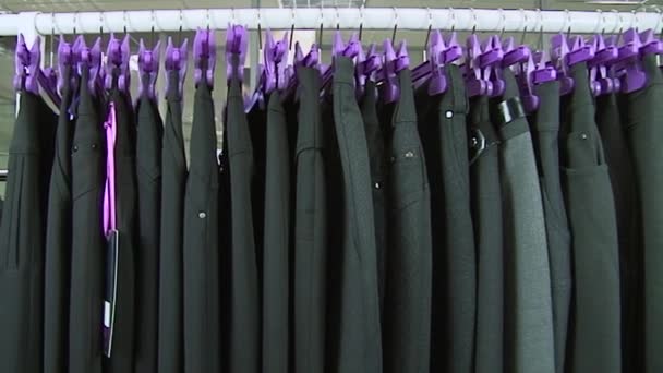 Vecchio stile brutte donne orribili abbigliamento su rack in fattoria collettiva Uryupinsk . — Video Stock