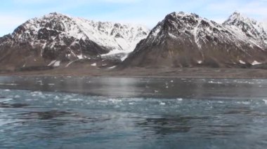 Buzlar arka plan kar Dağları Kuzey Buz Denizi Svalbard içinde hareket.