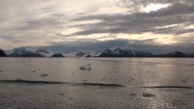 Buzlar arka plan kar Dağları Kuzey Buz Denizi Svalbard içinde hareket.
