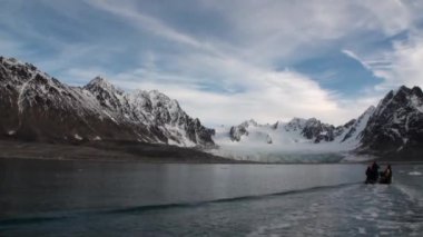 Buzlar arka plan kar Dağları Kuzey Buz Denizi Svalbard içinde hareket.